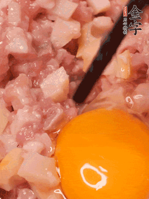 豬肉末、咸肉丁，分次加蔥姜水，一勺糖、一丟白胡椒，春筍丁，打入一個(gè)雞蛋