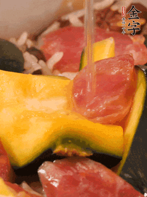 倒入溫開水，水量高出米面一個(gè)指節(jié)。