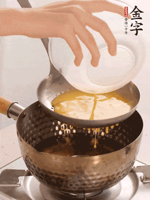 雞蛋過篩子倒入油鍋炸成蛋酥，瀝干油。
