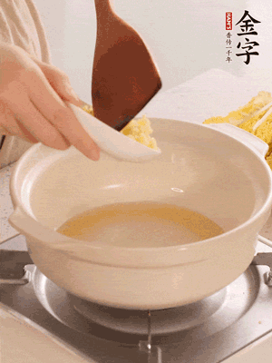 鍋里留少量底油煸香火腿和姜末。