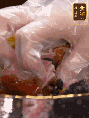 排骨洗凈后（蠔油、生抽、老抽、鹽、糖、淀粉、豆豉、蒜蓉、姜絲）腌制30分鐘