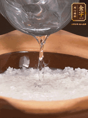 砂鍋底部刷一層油，加入大米和開水，水高1cm,大火燒開后轉(zhuǎn)中火煲5分鐘，到水微收干