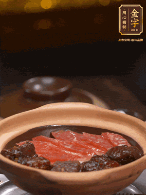 鋪上臘腸和排骨，鍋邊淋一圈油，小火煲10分鐘