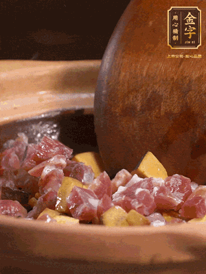 熱油下蒜片，倒入香腸丁、牛肝菌丁翻炒出香味