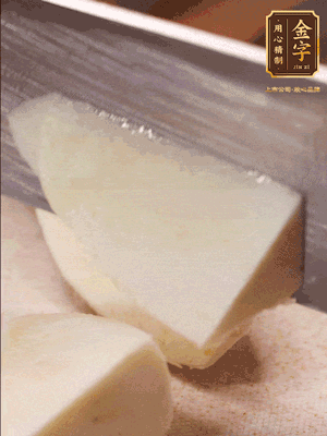 茭白去殼，底部一層老皮刨掉，切成滾刀塊