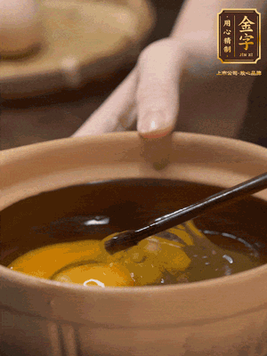 雞蛋打入砂鍋，充分打勻，1.5倍的溫水加一勺鹽，倒入蛋液中，攪拌均勻后用勺子舀去表面浮沫