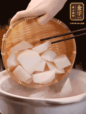 大火煮開(kāi)后，轉(zhuǎn)中小火燉40分鐘，挑出蔥結(jié)，再下蘿卜燉20分鐘