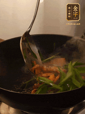 黃豆醬、鹽、糖調(diào)味，淋一圈花雕酒，蒜白先下，蒜葉后下