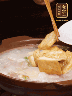 倒入開水大火煮開，轉(zhuǎn)中小火放咸肉，放一點點糖、味精慢燉10分鐘
