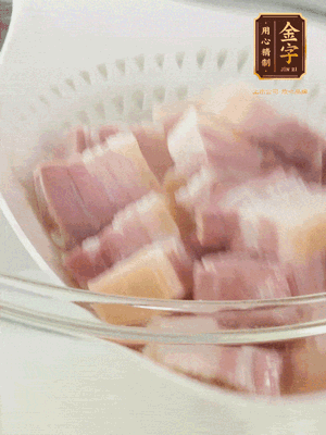 金字淡咸肉、排骨分別加料酒、蔥、姜冷水下鍋焯水，水開撇去浮沫撈出。