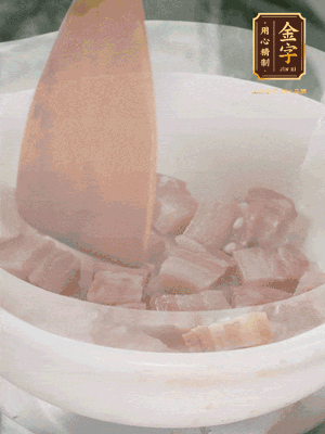 砂鍋內(nèi)咸肉微微煸出香味，再倒入開水。放排骨滾開后轉(zhuǎn)中小火篤30分鐘。（水盡量一次加足，以免中途加水沖淡鮮味。這一步是湯底濃白的關(guān)鍵）