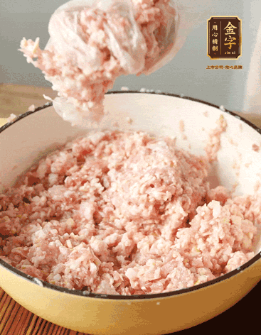 肉丁、咸肉丁、一丟丟鹽、料酒拌勻，反復(fù)摔打上勁。接著加入1兩蔥姜水，反復(fù)拌勻摔打上勁。前后共加3遍。3遍后筍丁，接著反復(fù)摔打上勁。最后加入1個(gè)蛋清、3茶匙生粉拌勻摔打上勁