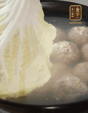 等獅子頭浮起來(lái)時(shí)再加白菜蓋。小火慢燉2小時(shí)