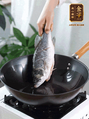 熱油，加1大勺豬油、姜片，再下鱸魚(yú)，煎至定型后翻面。（加點(diǎn)豬油，燉出的魚(yú)湯更容易變?yōu)榍逅哪贪咨＃?>
					</div>
					<span>步驟 3/6</span>
					<p>熱油，加1大勺豬油、姜片，再下鱸魚(yú)，煎至定型后翻面。（加點(diǎn)豬油，燉出的魚(yú)湯更容易變?yōu)榍逅哪贪咨?。?/p>
				</li><li>
					<div   id=