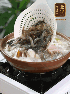 最后加一把蛤蜊、一把河蝦燜2分鐘，放一點(diǎn)白胡椒粉調(diào)味，撒上蔥花點(diǎn)綴！