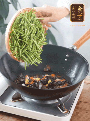 熱油煸香蒜末、姜粒、小米辣，再下臘肉煸炒出香味