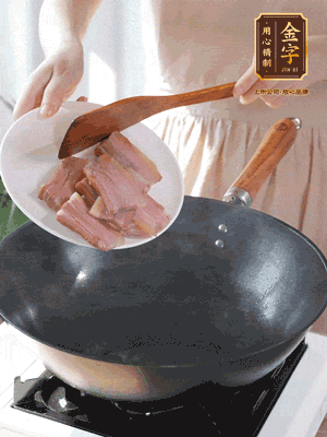 豬油熱鍋，下咸肉煸香，再下蔥姜提鮮
