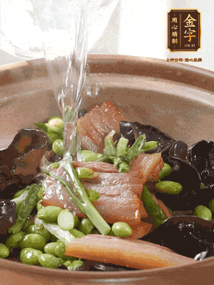 轉(zhuǎn)入砂鍋，加入開水、百葉結(jié)燉煮10分鐘