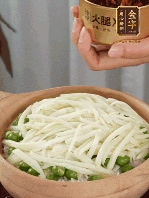 到水微干，放上豌豆、茭白絲。
