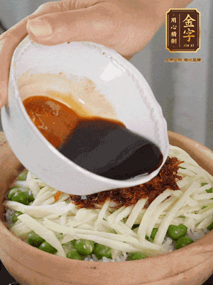 繼續(xù)小火燜3分鐘，淋上XO醬攪拌均勻。
