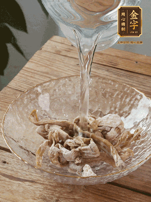 筍干提前泡發(fā)1晚切段，冬瓜去皮切塊。