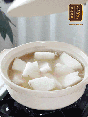 最后下冬瓜繼續(xù)燉煮10分鐘，撒上蔥花點(diǎn)綴。
