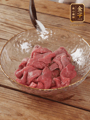 牛肉切丁，加黑胡椒海鹽、橄欖油腌10分鐘