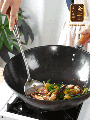 煸香蒜末，下香腸翻炒均勻，再依次下雞縱菌、黃瓜花