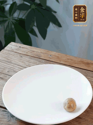 做水油皮、油酥 將油皮材料放入料盆中，加100ml水?dāng)嚢璩裳┗ㄆ瑺睢Ｔ诎赴迳戏磸?fù)揉搓成有一定筋度的光潔面團(tuán)，搓成14個(gè)團(tuán)子。
