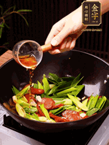 下蒜苗炒軟，沿鍋邊烹入一勺料酒，加醬油、蠔油、白糖調(diào)味炒勻