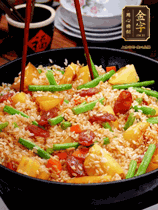 加水，沒過大部分食材。把瀝干水分的米飯均勻地鋪在上面，筷子戳幾個(gè)洞