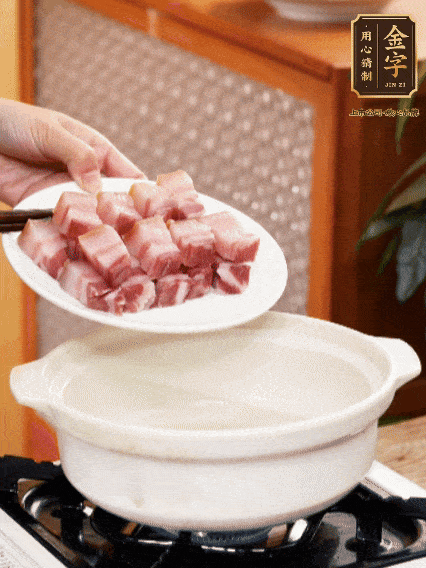鍋內(nèi)倒油，下咸肉微微煸炒，再放排骨炒一下
