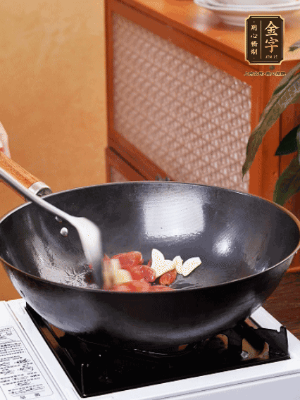 熱油，香腸微微煸出香味，加蒜片、小米辣
