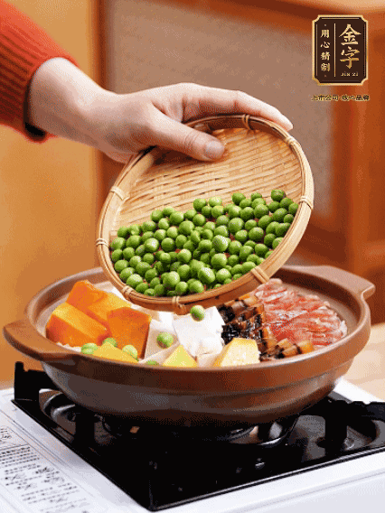 再鋪上臘腸、醬油肉、豌豆，小火煲6分鐘