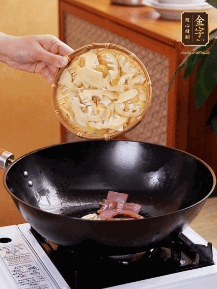 油熱，下蒜末、火腿煸炒出香味，再下筍片微微翻炒