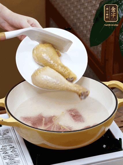 倒清水，放雞腿，大火煮開轉(zhuǎn)中小火煮20分鐘